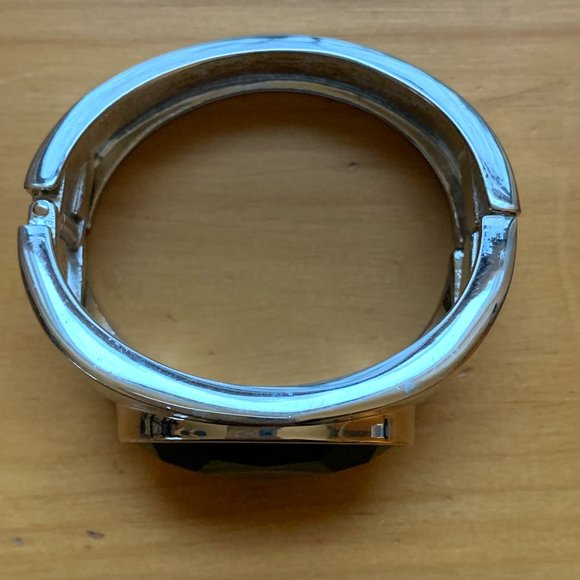 Faux Silver Bracelet with Bevelled Black Stone - Picture 12 of 13